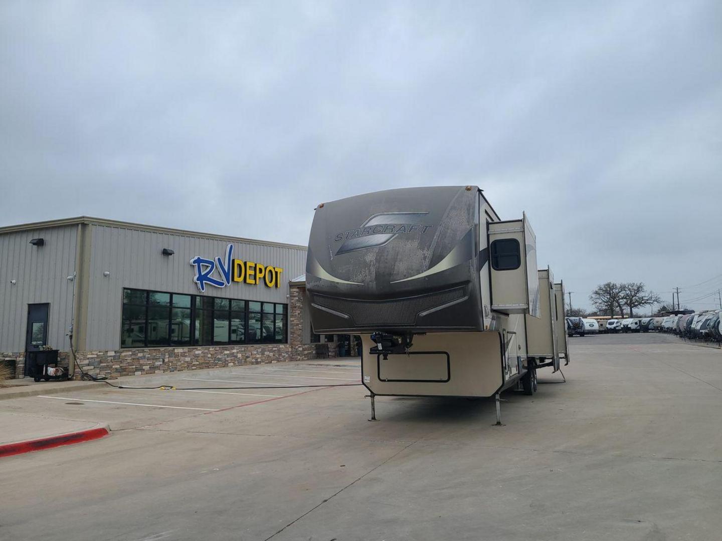 2016 STARCRAFT SOLSTICE 377RDEN (1SACS0BVXG2) , Length: 41.25 ft. GVWR: 15,500 lbs. Height: 13 ft. Slides: 5 transmission, located at 4319 N Main St, Cleburne, TX, 76033, (817) 678-5133, 32.385960, -97.391212 - This Starcraft Solstice fifth wheel, model number 377RDEN, is perfect for people who like lots of room and all the conveniences of home. A huge kitchen with an island for extra workspace, five slide-outs, a rear entertainment area that's great for socializing with family and friends, and more! This - Photo#0